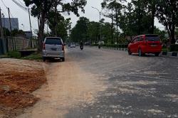 Ruas Jalan Arifin Ahmad Dikotori Ceceran Tanah Timbun, Proyeknya di Samping Perkantoran Milik Pemko